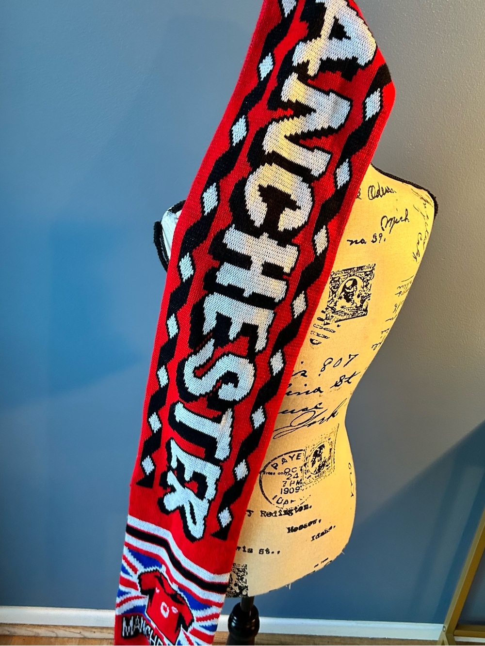 Manchester soccer club Scarf - Picture 3 of 9